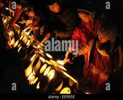 Kobe, Giappone. Xvii gen, 2015. Persone accendono le candele per le vittime del grande terremoto di Hanshin durante una cerimonia in occasione del ventesimo anniversario del terremoto di Kobe, Giappone occidentale, inizio gennaio 17, 2015. Più di 14.000 persone raccolte in Giappone di Kobe il venerdì mattina per pregare per le anime delle vittime 6,434 del 1995 grande terremoto di Hanshin. Credito: Ma Xinghua/Xinhua/Alamy Live News Foto Stock