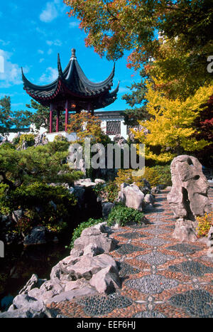 Il dott. Sun Yat-Sen classico giardino Cinese in Chinatown, Vancouver, BC, British Columbia, Canada - Pagoda e il percorso di pietra in autunno Foto Stock