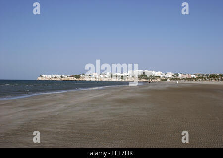 Il Muscat Oman Maskat Masquat Area capitale Qurum Strand Sandstrand Hotel Crown Placa Arabische Halbinsel Naher Osten Sultanat Ausfl Foto Stock