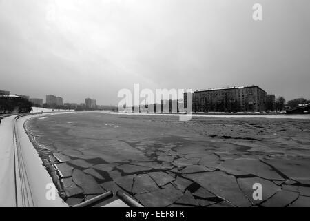 Foto in bianco e nero del ghiaccio sul fiume Mosca Foto Stock