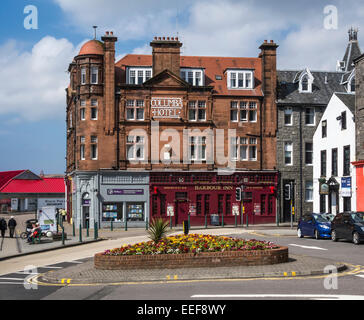 Columba Hotel e Centro Informazioni Visitatori con North Pier dietro a Oban Argyle e Bute Scozia Scotland Foto Stock