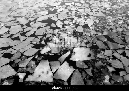 Foto in bianco e nero del ghiaccio sul fiume Mosca Foto Stock