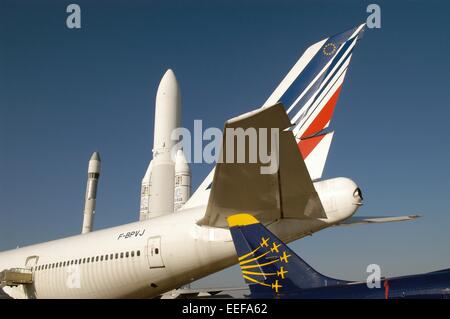 Razzi Ariane in mostra presso il Museo del settore aerospaziale presso l'aeroporto di Parigi Le Bourget Foto Stock