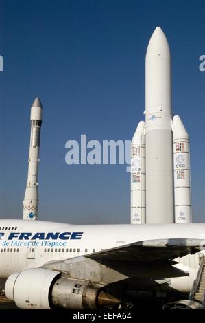 Razzi Ariane in mostra presso il Museo del settore aerospaziale presso l'aeroporto di Parigi Le Bourget Foto Stock