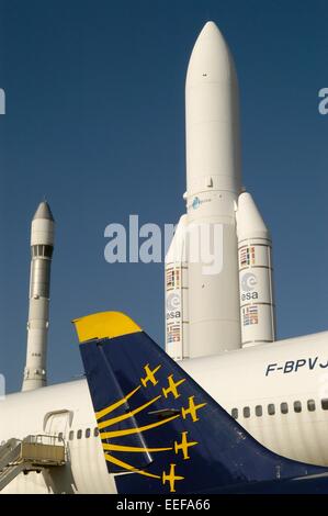 Razzi Ariane in mostra presso il Museo del settore aerospaziale presso l'aeroporto di Parigi Le Bourget Foto Stock