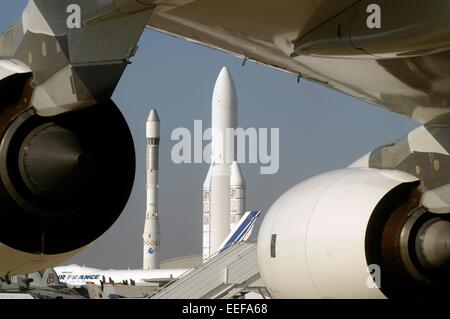 Razzi Ariane in mostra presso il Museo del settore aerospaziale presso l'aeroporto di Parigi Le Bourget Foto Stock