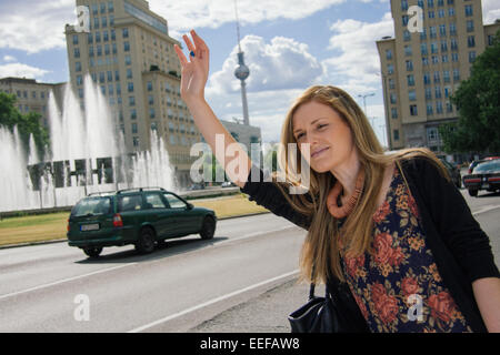 Giovane femmina professionale a Berlino salutando in cabina Foto Stock