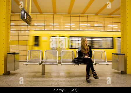 Giovane femmina professionale a Berlino in attesa per la metropolitana Foto Stock