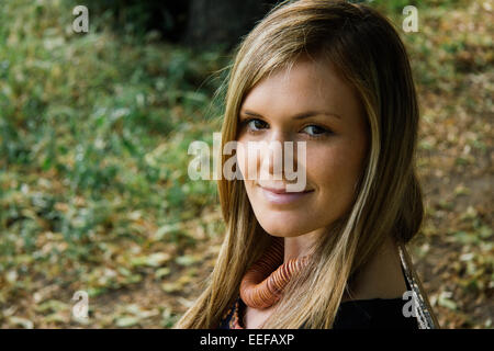 Giovane femmina professionale a Berlino nella scena del parco Foto Stock