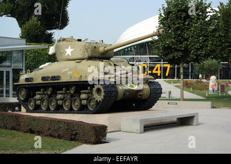 American Sherman serbatoio nella parte anteriore del Airborne museo nel villaggio di Sainte-Mere-Eglise, Normandia, Francia Foto Stock