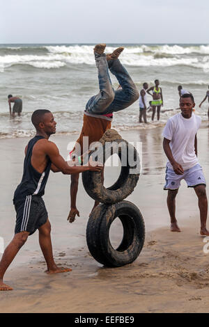 Saltando su pneumatici Labadi beach, Accra, Ghana, Africa Foto Stock