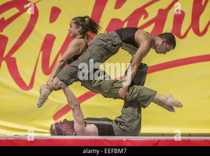 Christchurch, Nuova Zelanda. 16 gennaio, 2015. Troupe acrobatica Galumpha dagli Stati Uniti mostra la sua abilità atletiche al Mondiale 2015 Buskers Festival. Il festival si svolge attraverso il 25 gennaio. Credito: PJ Heller/ZUMA filo/Alamy Live News Foto Stock