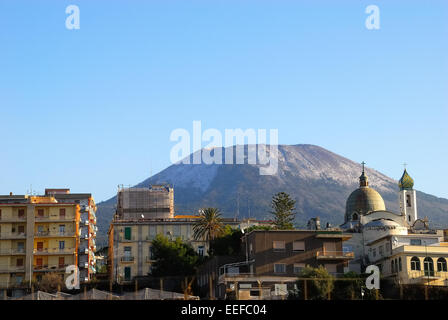Torre del Greco, Campania, Italia. Il Vesuvio incombenti sulla città. Foto Stock