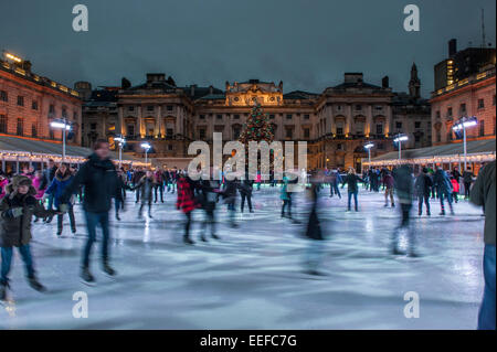 Pattinaggio su ghiaccio a Somerset House di Londra al tempo di Natale Foto Stock