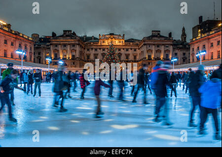 Pattinaggio su ghiaccio a Somerset House di Londra al tempo di Natale Foto Stock