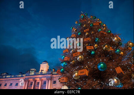 Un enorme albero di Natale a Somerset House di Londra Foto Stock