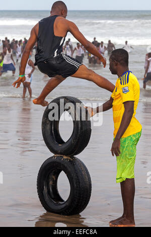 Saltando su pneumatici, Labadi beach, Accra, Ghana, Africa Foto Stock