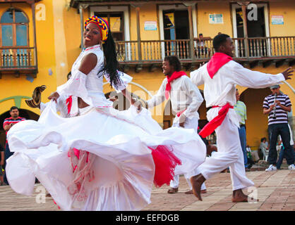 Tradizionale ballerini colombiano di eseguire a Cartagena la piazza principale della città vecchia, Colombia Foto Stock