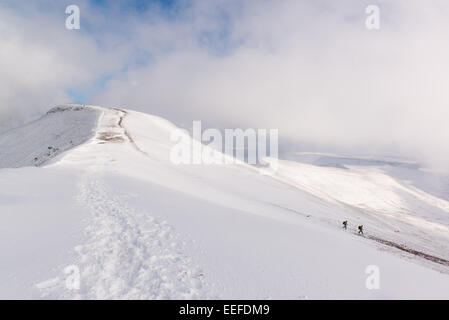Le figure a piedi su Pen y Fan in Brecon Beacons, il più alto del Regno Unito sud della montagna di Snowdonia. Foto Stock