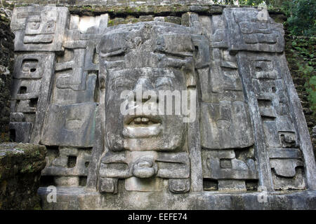 Tempio di maschera, Lamanai, Belize adornata da un 13-piede maschera di pietra di un antico re Maya Foto Stock