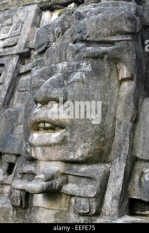 Tempio di maschera, Lamanai, Belize adornata da un 13-piede maschera di pietra di un antico re Maya Foto Stock