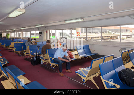 I passeggeri in attesa presso Kotoka International Airport, Accra, Ghana, Africa Foto Stock