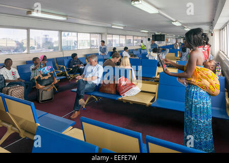 I passeggeri in attesa presso Kotoka International Airport, Accra, Ghana, Africa Foto Stock