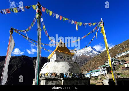 Stupa buddhisti, Namche Bazar village, campo base Everest trek, Solukhumbu quartiere, regione di Khumbu, Nepal orientale, Asia. Foto Stock