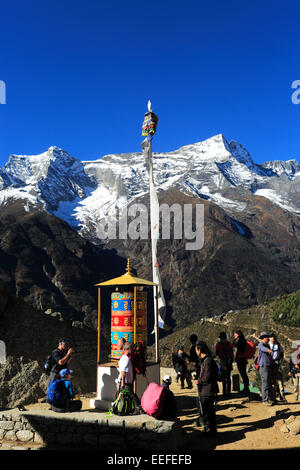 Ruota di preghiera, stupa buddisti e bandiere di preghiera, Namche Bazar village, Campo Base Everest trek, Sito Patrimonio Mondiale dell'UNESCO, Sagarma Foto Stock