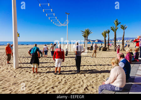 Benidorm, Costa Blanca, Spagna, Europa. Sabato 17 gennaio 2015. Il bel tempo è previsto per modificare questo fine settimana dopo settimane di caldo clima soleggiato di raggiungere alti diurno di 22c al sole. Coppia francese e olandese vacanzieri giocare a palla giochi sulla spiaggia. Credito: Mick Flynn/Alamy Live News Foto Stock