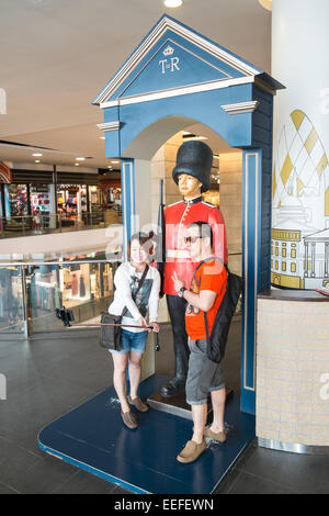 Foto in posa,fotografia di Horseguard,Modello,in uniforme in corrispondenza del terminale 21,,shopping mall, centro, centro, Bangkok, Tailandia, Asia. Foto Stock