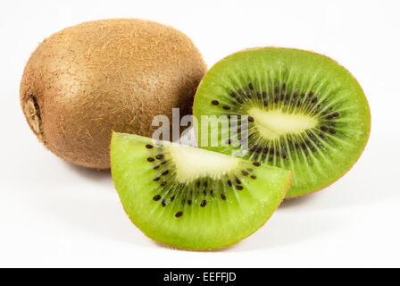 Kiwi e fette isolati su sfondo bianco Foto Stock