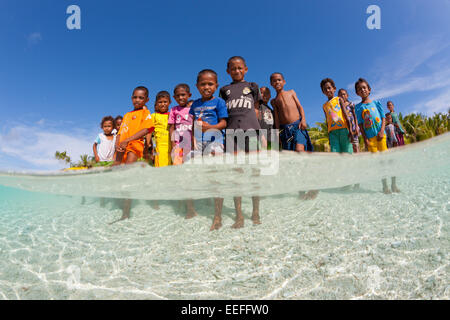 I bambini di Fadol Isola, Kai, ISOLE MOLUCCHE, INDONESIA Foto Stock