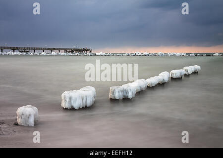 Groyne sulla riva del Mar Baltico in inverno Foto Stock