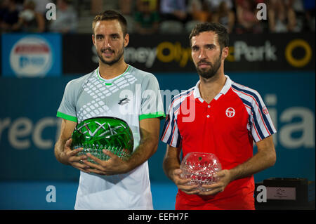 Sydney, Australia. Xvii gen, 2015. Tutti i sorrisi. La vittoria. Viktor Troicki di Serbia pone con i vincitori del trofeo. Il suo 6/2 6/3 vincere contro runner fino a Mikhail Kukushkin del Kazakistan è stato il primo ATP finale che ha ospitato due qualificazioni. L'apia International Sydney. Credito: Tony Bowler/thats my pic/Alamy Live News Foto Stock