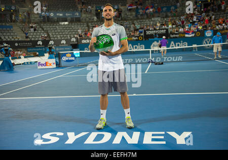 Sydney, Australia. Xvii gen, 2015. Tutti i sorrisi. La vittoria. Viktor Troicki di Serbia pone con i vincitori del trofeo. Il suo 6/2 6/3 vincere contro Mikhail Kukushkin del Kazakistan è stato il primo ATP finale che ha ospitato due qualificazioni. L'apia International Sydney. Credito: Tony Bowler/thats my pic/Alamy Live News Foto Stock