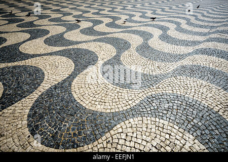 Pavimentazione portoghese a piazza Rossio a Lisbona, Portogallo. Foto Stock
