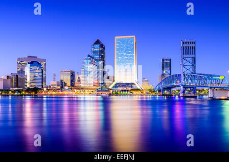 Jacksonville, Florida, Stati Uniti d'America downtown skyline della città sulla St Johns River. Foto Stock