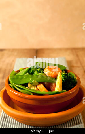 Cucinato al momento di verdure miste in un recipiente di terracotta. Foto Stock