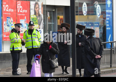 Stamford Hill, Londra, Regno Unito. Il 17 gennaio 2015. Un piccolo ma visibile la presenza della polizia nella chiesa ortodossa quartiere ebraico di Stamford Hill nel nord di Londra.Il terrore avvisi su Euroe sono state sollevate recentemente dopo la Parigi degli attacchi a Charlie Hebdo e il supermercato Kosher. Credito: Matteo Chattle/Alamy Live News Foto Stock