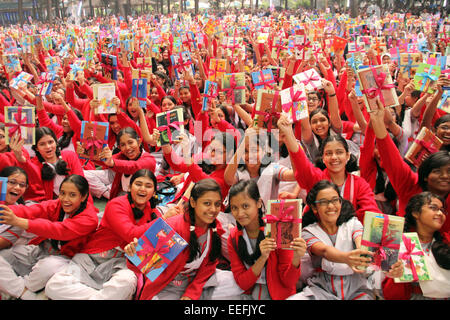 Dacca in Bangladesh. Xvii gen, 2015. I bambini della scuola di festeggiare con i libri che essi hanno vinto a Ramna Batamul a Dhaka. L'annuale cerimonia di premiazione di Bishwo Shahitto Kendro (BSK) (con il significato di "World-Literature centro') prenota la lettura programmata presso il Batamul lo slogan "Alokito Manush Chai" (Vogliamo individui illuminati). Foto Stock