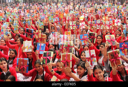 Dacca in Bangladesh. Xvii gen, 2015. I bambini della scuola di festeggiare con i libri che essi hanno vinto a Ramna Batamul a Dhaka. L'annuale cerimonia di premiazione di Bishwo Shahitto Kendro (BSK) (con il significato di "World-Literature centro') prenota la lettura programmata presso il Batamul lo slogan "Alokito Manush Chai" (Vogliamo individui illuminati). Foto Stock