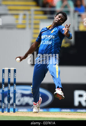 Eden Park di Auckland, in Nuova Zelanda. Xvii gen, 2015. Angelo Matthews bowling. ANZ una giornata internazionale della serie di Cricket. 3 Confronto tra la Nuova Zelanda tornerà cappucci e Sri Lanka presso Eden Park di Auckland. La Nuova Zelanda. Sabato 17 gennaio 2015. Credito: Azione Sport Plus/Alamy Live News Foto Stock