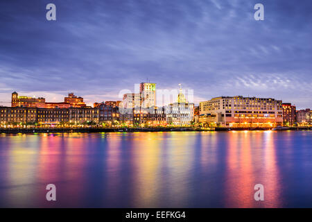 Il Savannah, Georgia, Stati Uniti d'America skyline del centro presso il Riverfront al crepuscolo. Foto Stock