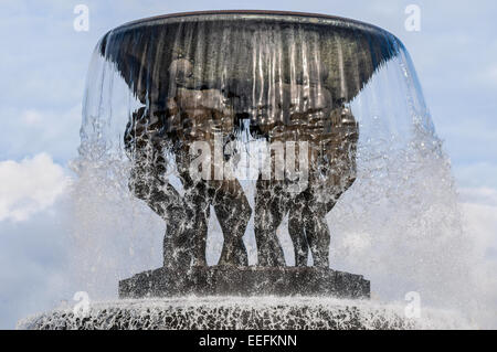 Oslo, Norvegia - 31 Luglio 2010: Questo bronzo fontana situata in Vigeland scultura della disposizione anche chiamato il parco Vigeland, Oslo Foto Stock