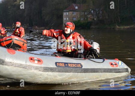 Durham, Regno Unito. Il 17 gennaio 2015. La polizia assistita da Teesdale e Weardale Mountain Rescue Team cerca il fiume usura nell'ombra della Cattedrale di Durham per studente mancante Euan Coulthard (19) da Nottingham. Egli è stato assente dal momento che la sera di mercoledì 14 gennaio 2015. Credito: Robert Smith/Alamy Live News Foto Stock