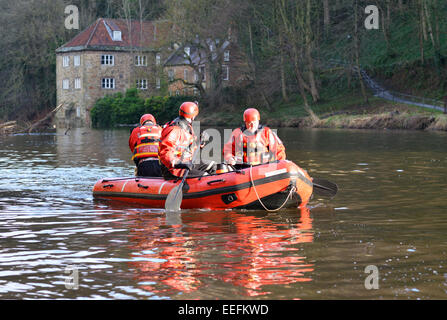 Durham, Regno Unito. Il 17 gennaio 2015. La polizia assistita da Teesdale e Weardale Mountain Rescue Team cerca il fiume usura nell'ombra della Cattedrale di Durham per studente mancante Euan Coulthard (19) da Nottingham. Egli è stato assente dal momento che la sera di mercoledì 14 gennaio 2015. Credito: Robert Smith/Alamy Live News Foto Stock