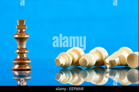 Pezzi di scacchi su sfondo blu Foto Stock