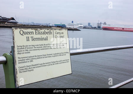 Queen Elizabeth 2 cruise terminal informazioni registrazione sul lato del molo di Hythe con la Queen Elizabeth 2 terminale in vista nella Foto Stock