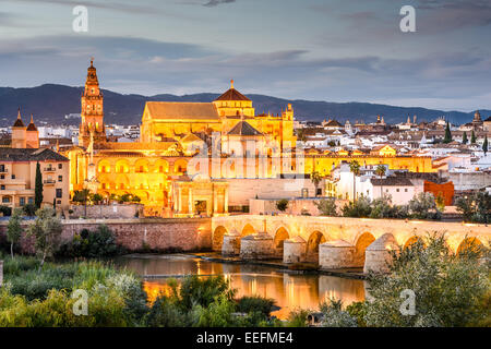 Cordoba, Spagna presso il ponte romano e Moschea-cattedrale sul fiume Guadalquivir. Foto Stock